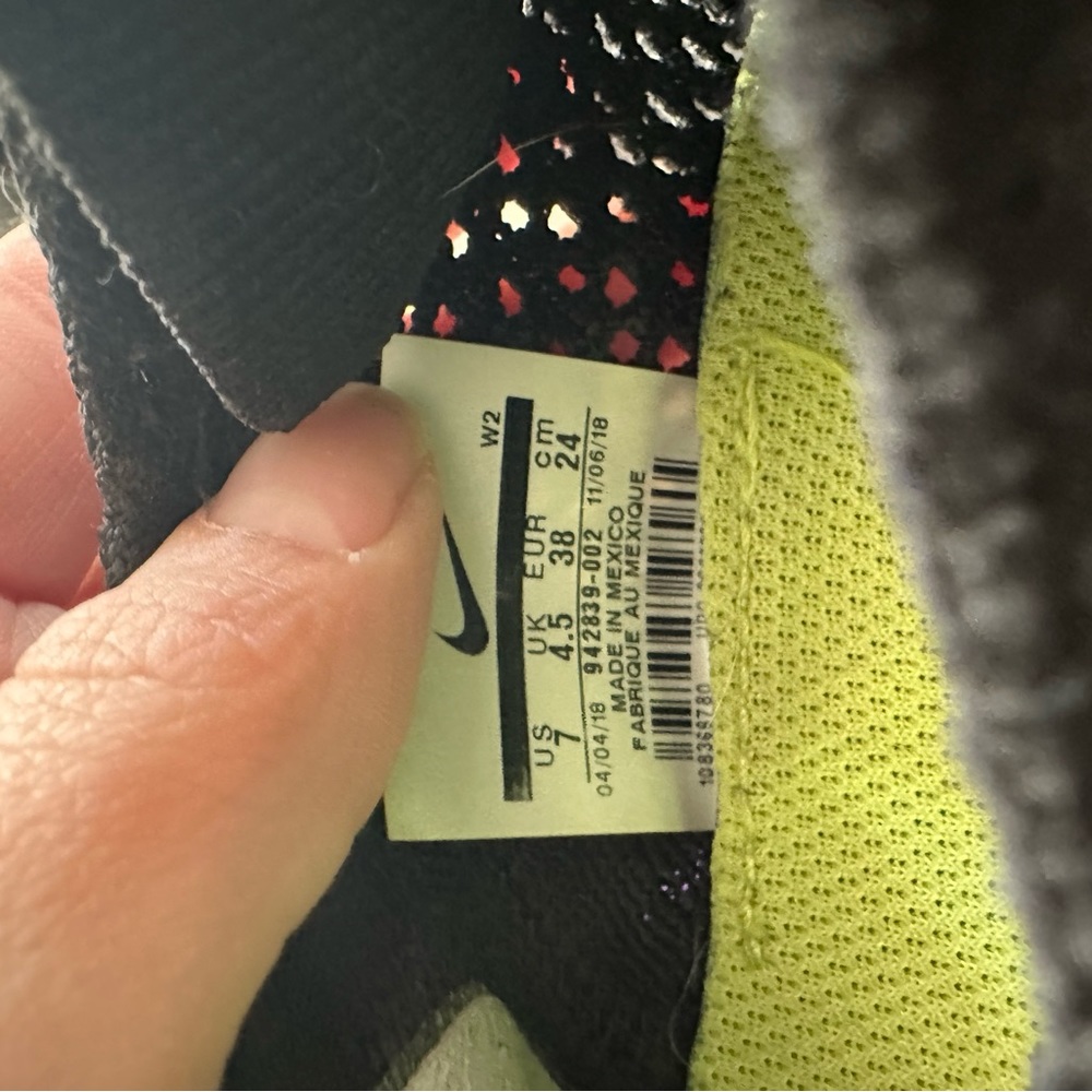 ! Size 7 Nike pro running weightless shoes !